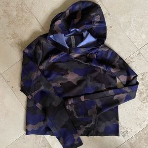 Athleta cropped modern camo sweatshirt